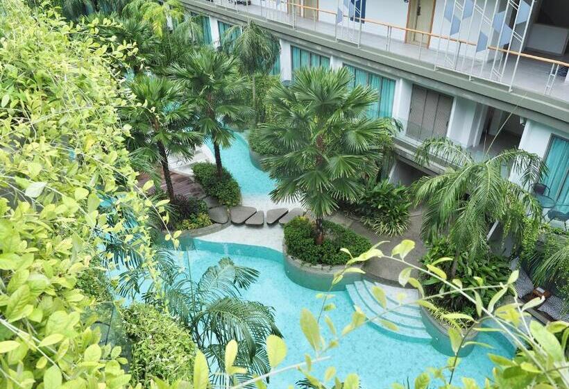 اتاق لوکس با چشم‌انداز استخر, Panwaburi Beachfront Resort