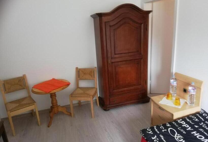 Номер Стандарт Четырехместный Совместный Санузел, Lucky Hostel