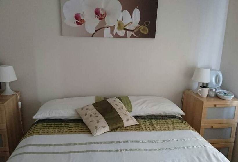 Номер Стандарт Трехместный, Apple House Guesthouse Heathrow Airport