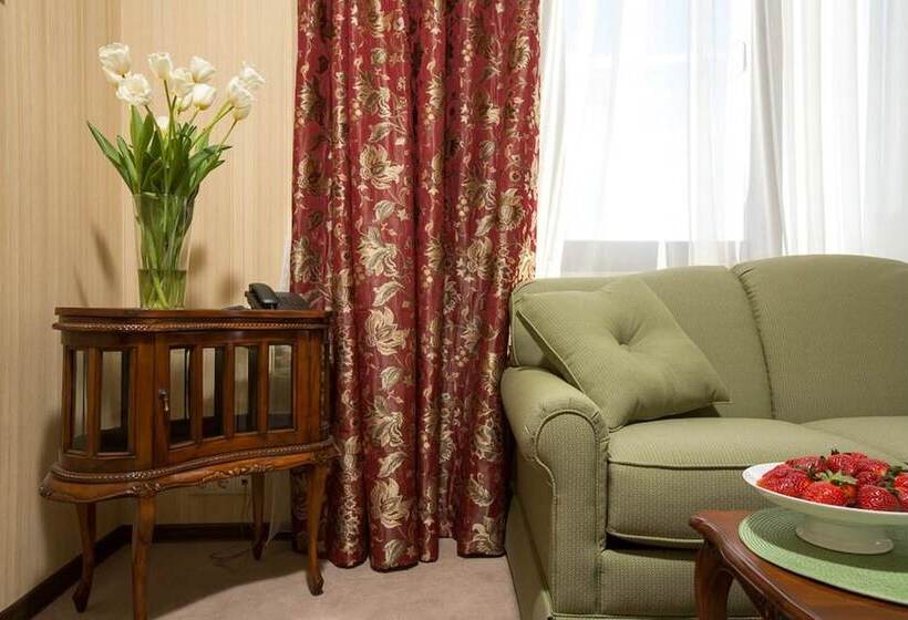سوییت با چشم‌انداز دریا, Dolphin Resort & Conference Center