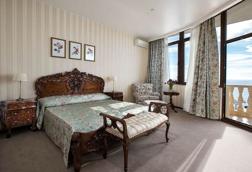 سوییت با چشم‌انداز دریا, Dolphin Resort & Conference Center