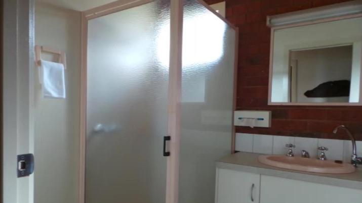 패밀리 룸, Foundry Palms Motel