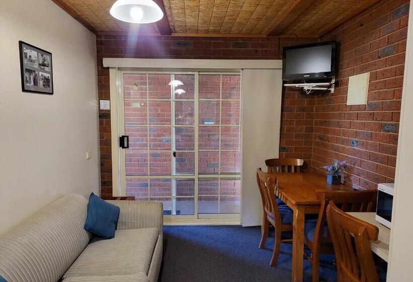 패밀리 룸, Foundry Palms Motel