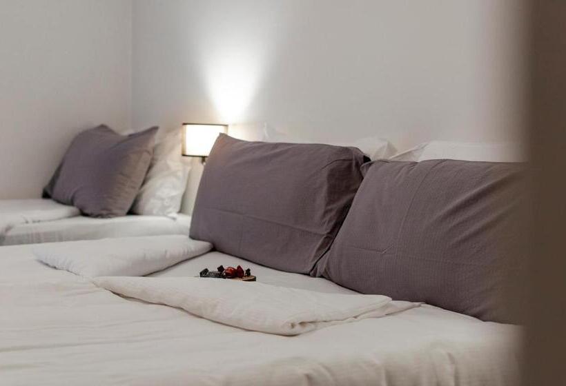 Economy Triple Room, Flos