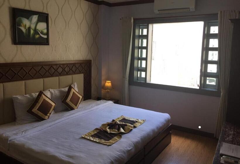 اتاق لوکس با بالکن و چشم‌انداز دریا, Rembrandt Hotel Nha Trang