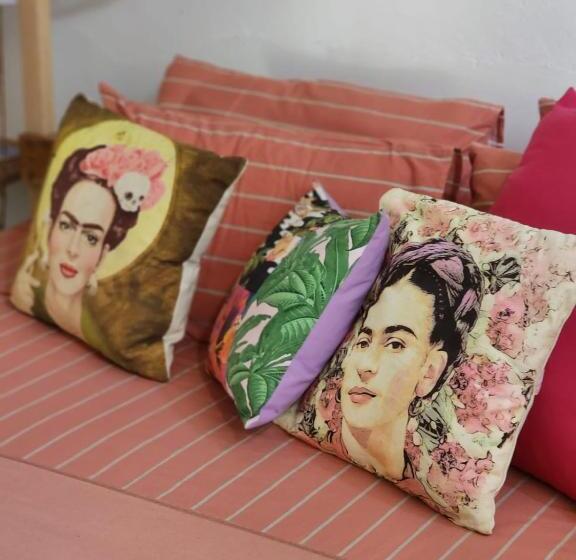 اتاق اکونومی, Frida House