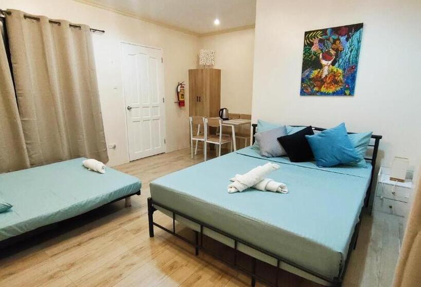 غرفة عائلية, Intoy S Place