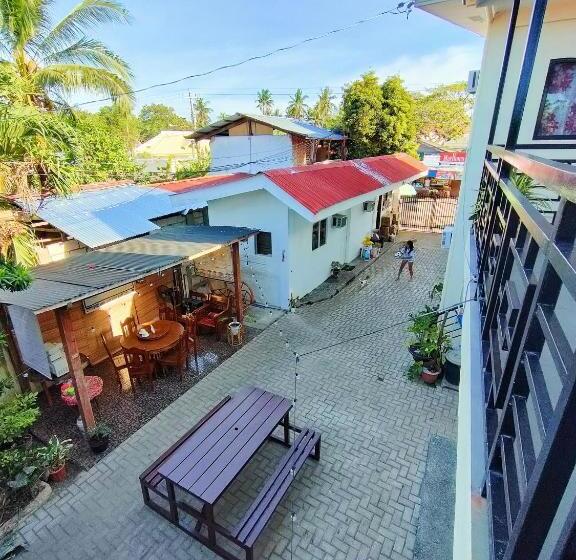 غرفة عائلية, Intoy S Place