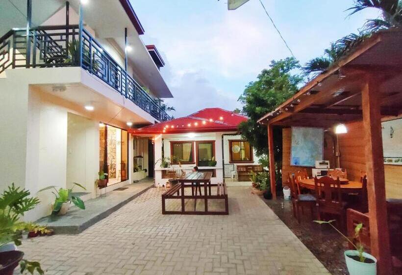 غرفة إقتصادية ثلاثية, Intoy S Place