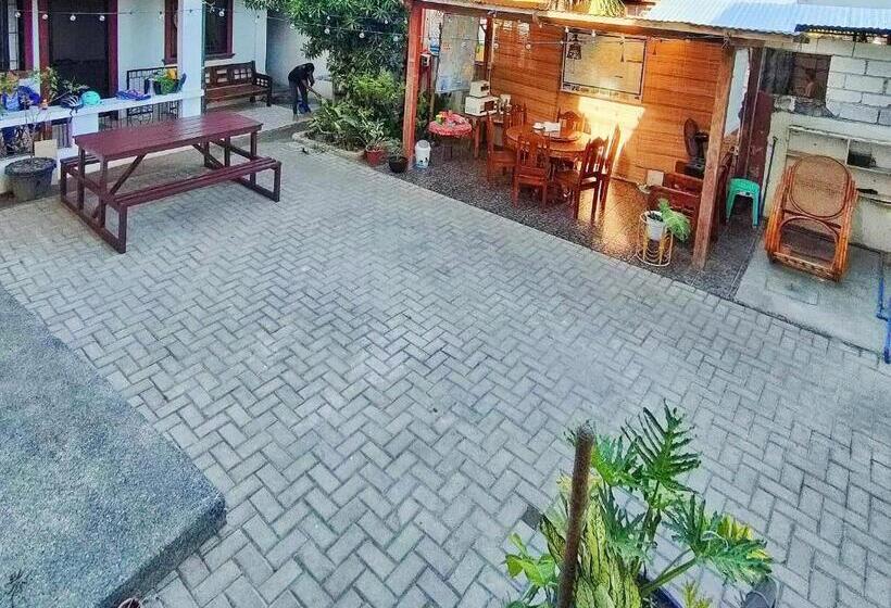 سرير فى غرفة مشتركه, Intoy S Place