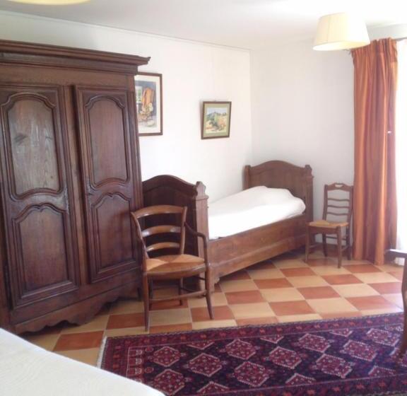 חדר סטנדרט לשלושה עם נוף לגינה, B&b Château Pierre De Lune