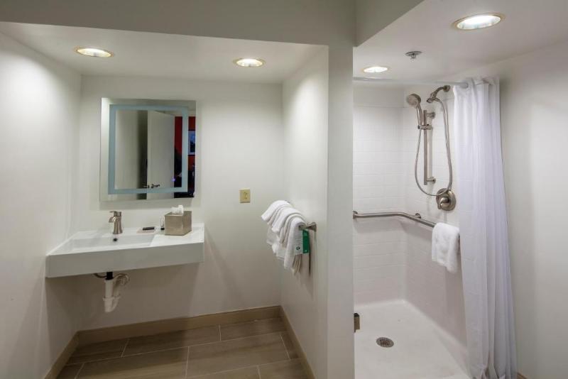 キングサイズベッドのスイートルーム, Holiday Inn Express And Suites Montgomery, An Ihg