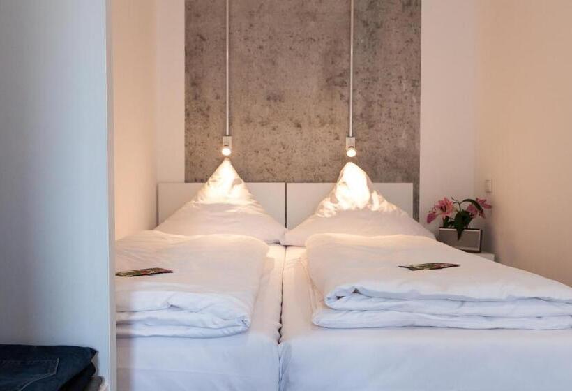 اتاق استاندارد چهارنفره با سرویس بهداشتی مشترک, Bnb Near Brandenburg Gate   Rooms & Apartments