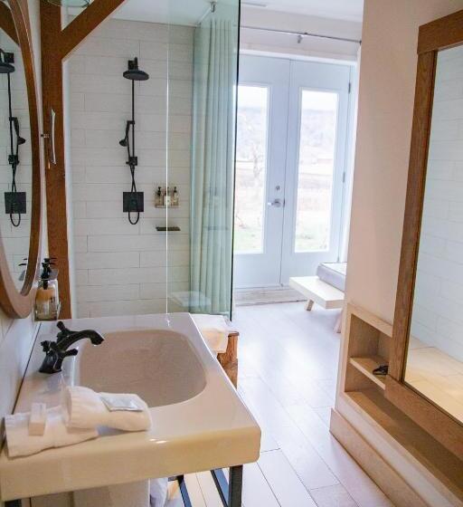Номер Классика Кровать Квин, & Spa Le Germain Charlevoix