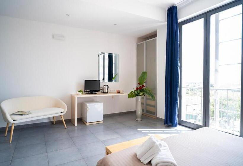 标准三人间, Enny Camere