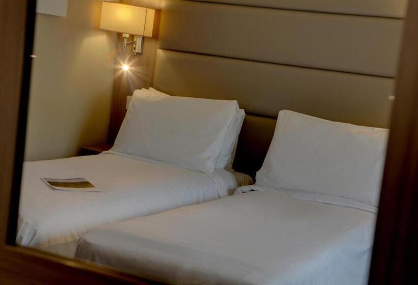 Номер Стандарт, Best Western Pontypool Metro