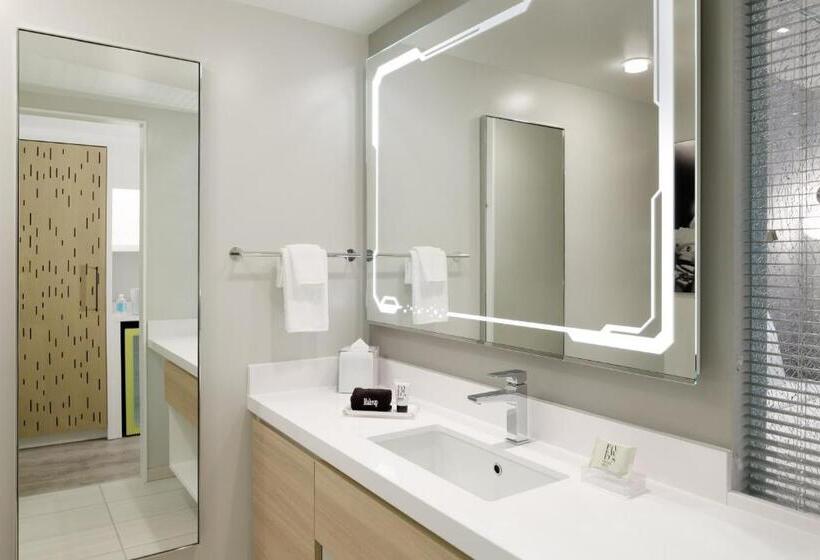 Büyük Çift Kişilik Yataklı Standart Oda, Astra Hotel, Seattle, A Tribute Portfolio Hotel By Marriott   No Resort Fees