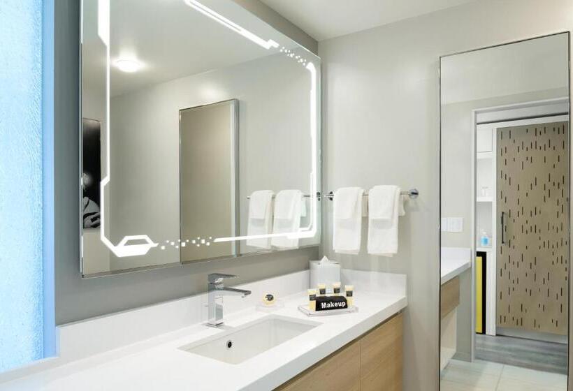 חדר דלוקס מותאם לאנשים עם מוגבלויות, Astra Hotel, Seattle, A Tribute Portfolio Hotel By Marriott   No Resort Fees