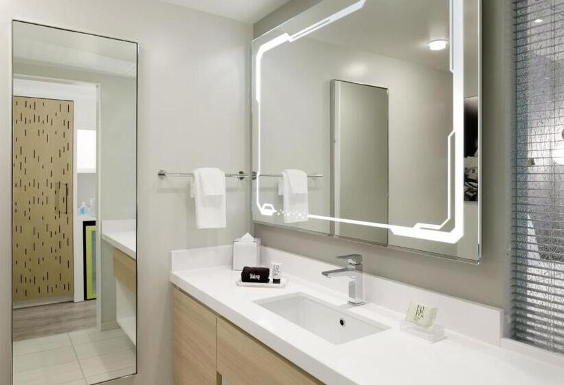 Engelliler için Küçük Çift Kişilik Yataklı Standart Oda, Astra Hotel, Seattle, A Tribute Portfolio Hotel By Marriott   No Resort Fees