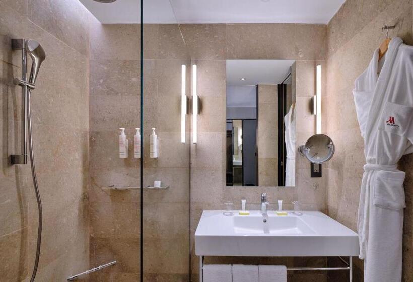 اتاق سوپریور با تخت بزرگ, Tunis Marriott