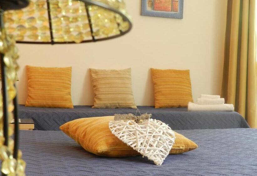 اتاق استاندارد سه نفره, Actinia Accommodation
