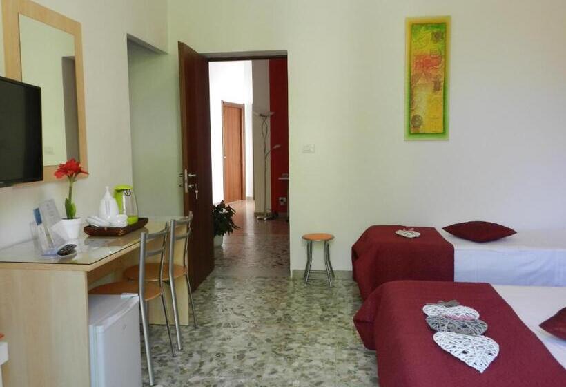اتاق استاندارد سه تخته با بالکن, Actinia Accommodation