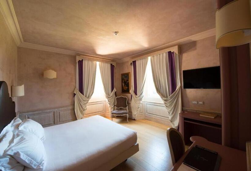اتاق لوکس با چشم‌انداز دریا, Villa Lattanzi