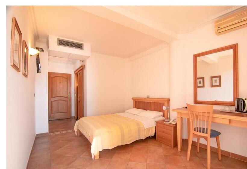 اتاق اساندارد با چشم‌انداز جانبی به دریا, Apartments And Rooms Levantin Inn