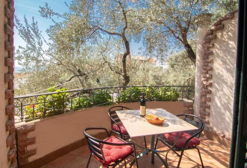 اتاق استاندارد سه تخته با چشم‌انداز استخر, Apartments And Rooms Levantin Inn