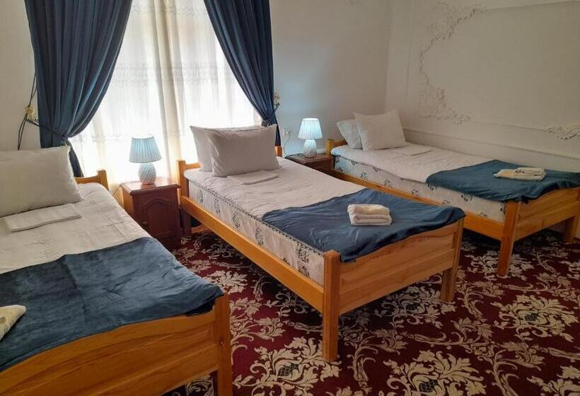 디럭스 트리플 룸, Boutique Hotel Parvina