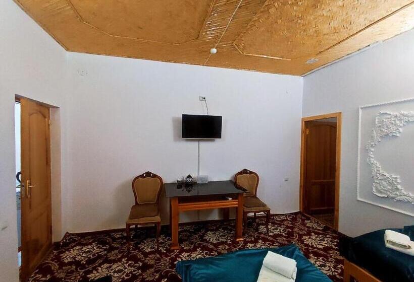 اتاق لوکس سه تخته, Boutique Hotel Parvina