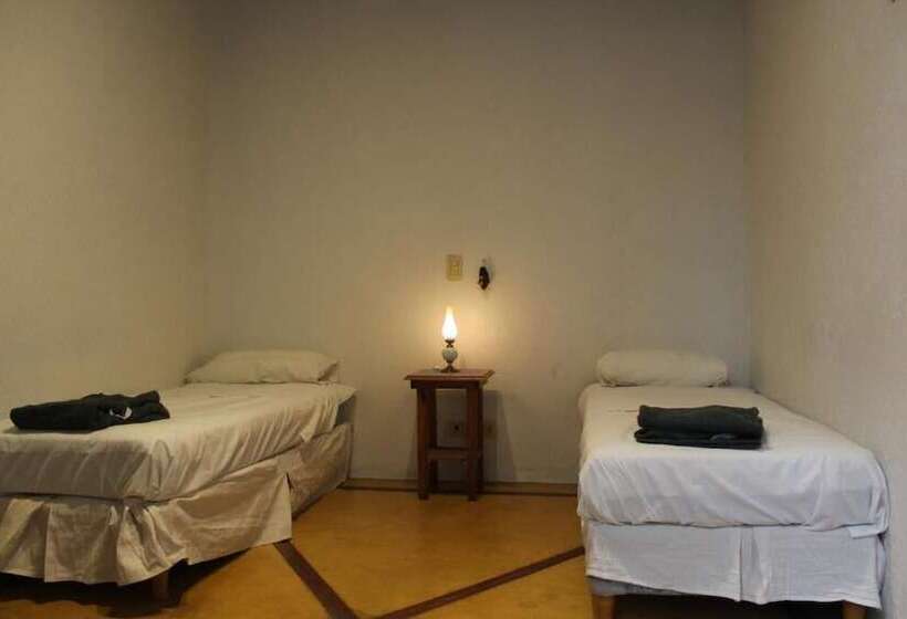 اتاق استاندارد با سرویس بهداشتی مشترک, Parla Hostel
