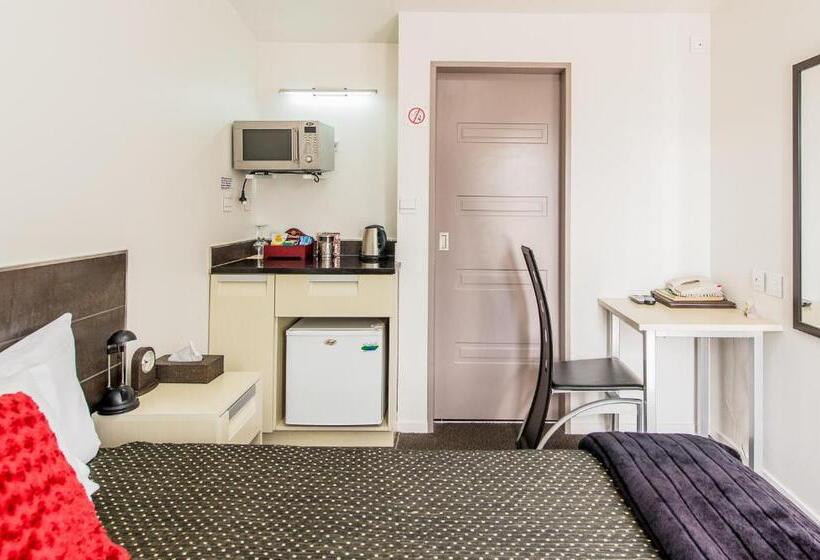 스탠다드 스튜디오, 151 On London Motel & Conference Centre