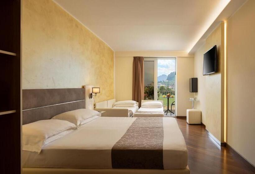 Четырехместный Номер Стандарт с Балконом, Savoy Palace   Tonellihotels