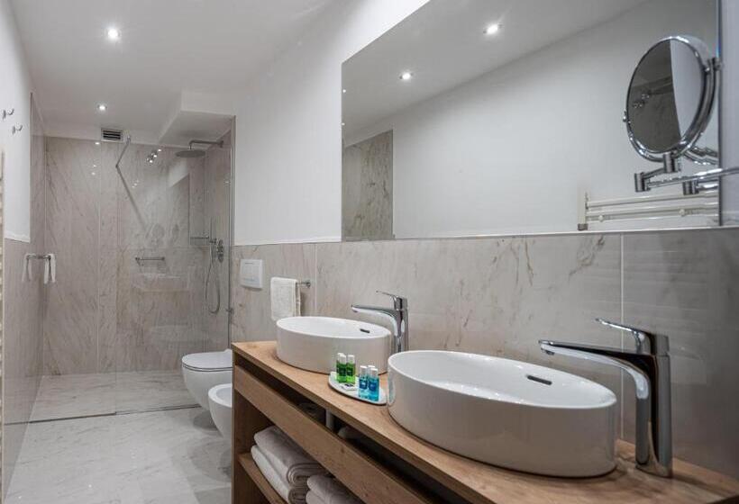 Пятиместный Стандартный Номер, Savoy Palace   Tonellihotels