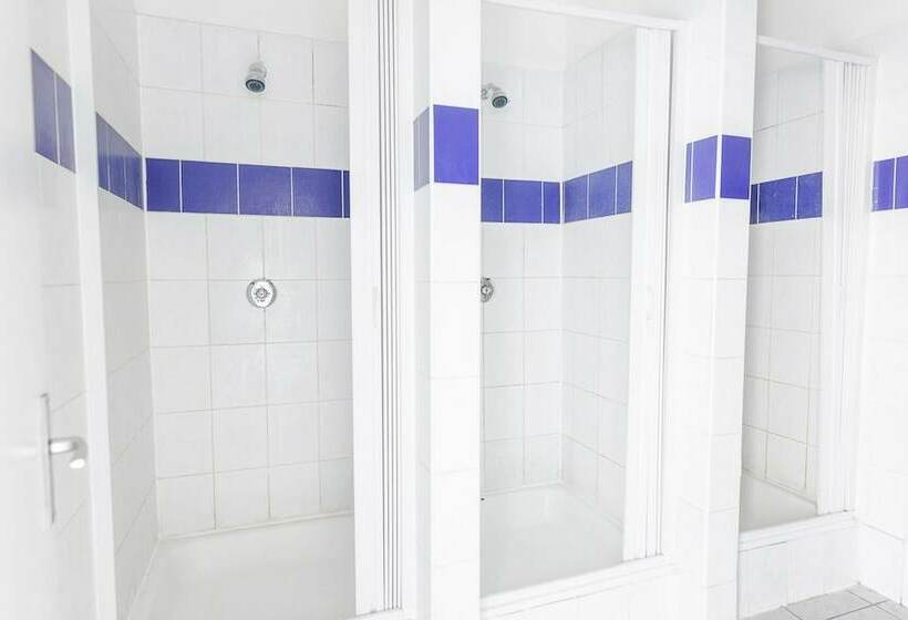 חדר סטנדרטי לארבעה עם חדר אמבטיה משותף, City Hostel Brno