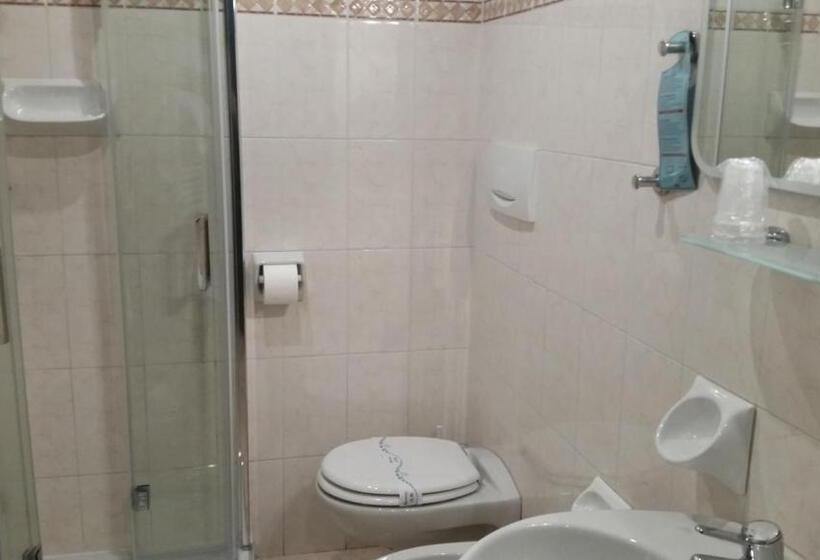 اتاق استاندارد چهار تخته, Albergo Al Cacciatore