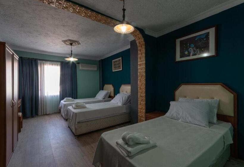 Трехместный Номер Стандарт с Балконом, Rebetika Hotel & Bistro