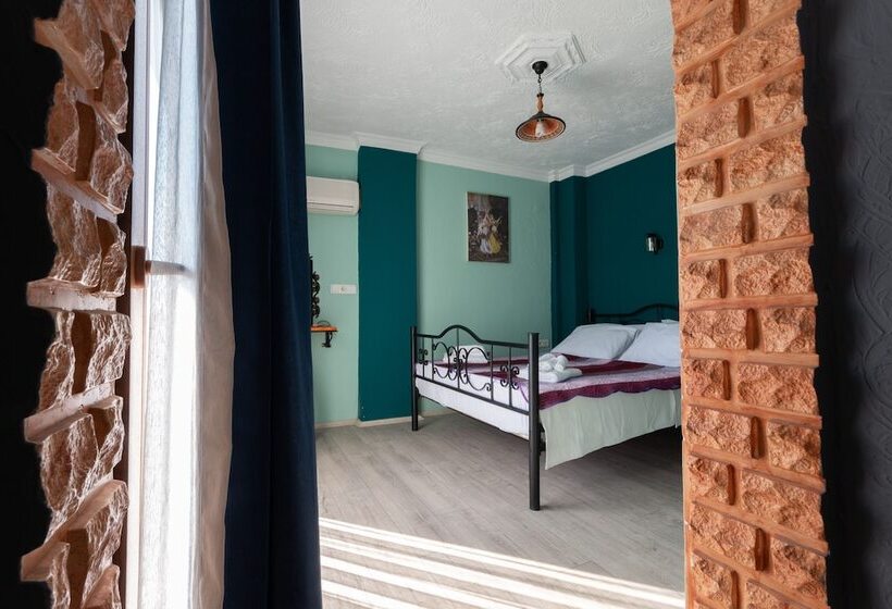Семейный Номер, Rebetika Hotel & Bistro