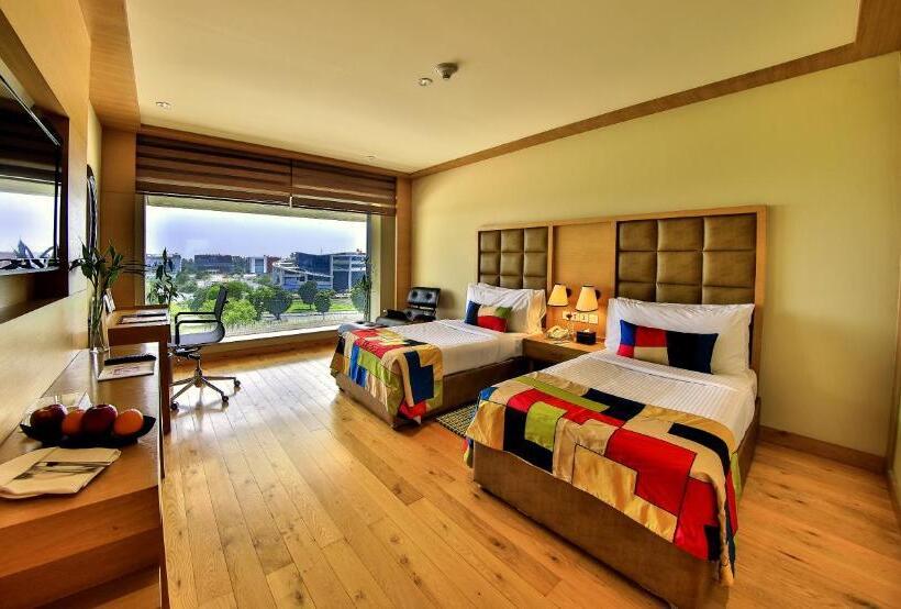 Номер Deluxe, The Lalit Chandigarh