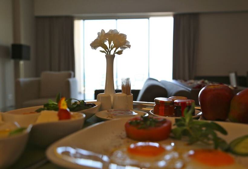 سوییت با چشم‌انداز دریا, Pangea Beach Resort