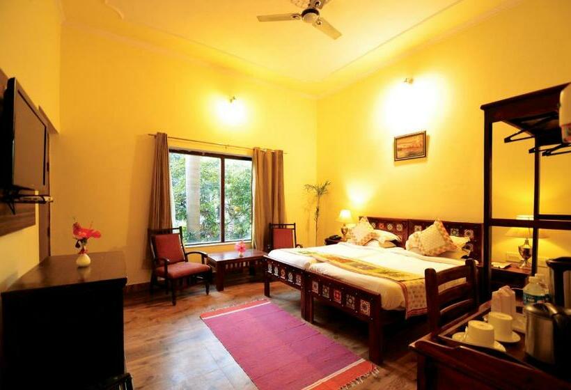 带阳台的豪华间, Raj Palace Resort