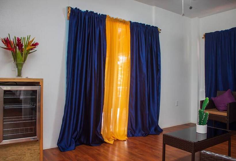 سوییت با چشم‌انداز باغ, And Dive Center Roatan Yacht Club