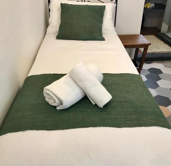 Студия Deluxe, Atipico