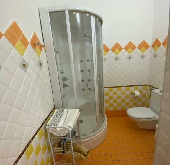 اتاق لوکس با بالکن و چشم‌انداز دریا, Gr B&b