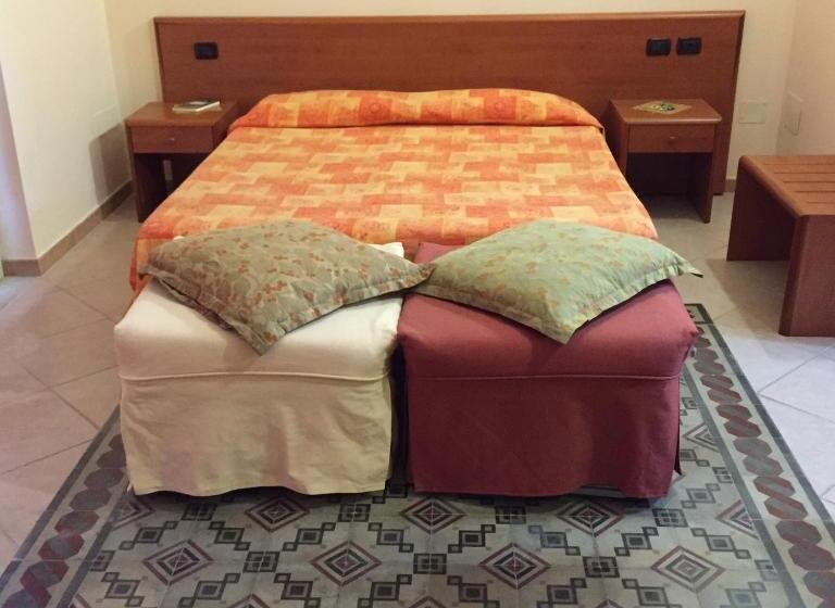 اتاق لوکس با بالکن و چشم‌انداز دریا, Gr B&b