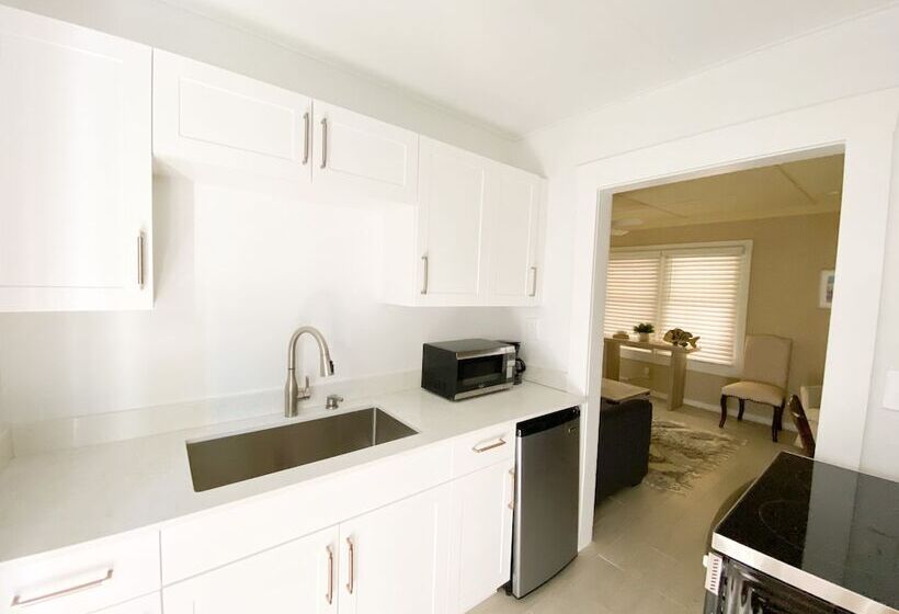 בקתה, Authors Key West Guesthouse