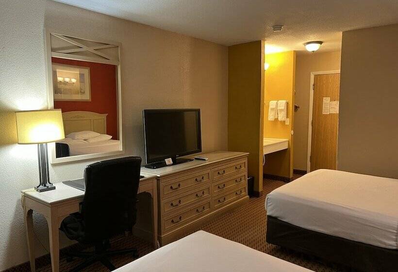 Номер Стандарт 2 Двуспальные Кровати, Econo Lodge Inn & Suites