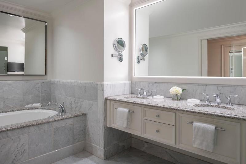 디럭스 룸 킹사이즈 침대, Four Seasons Hotel Westlake Village