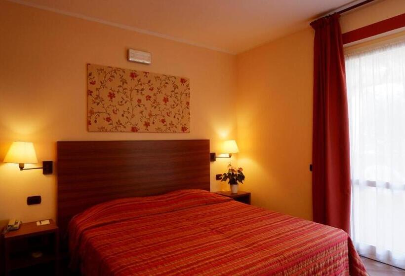 Трехместный Номер Стандарт Вид на Бассейн, Corte Dei Tusci Village Palace
